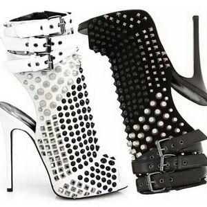 🚫SOLD🚫 Studded black bootie